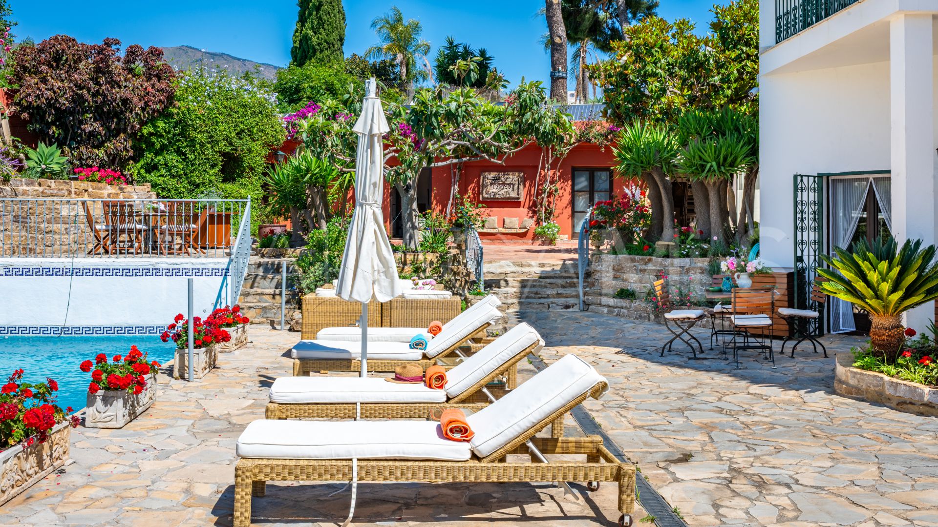 Villa for sale with 7 bedrooms in Los Reales - Sierra Estepona