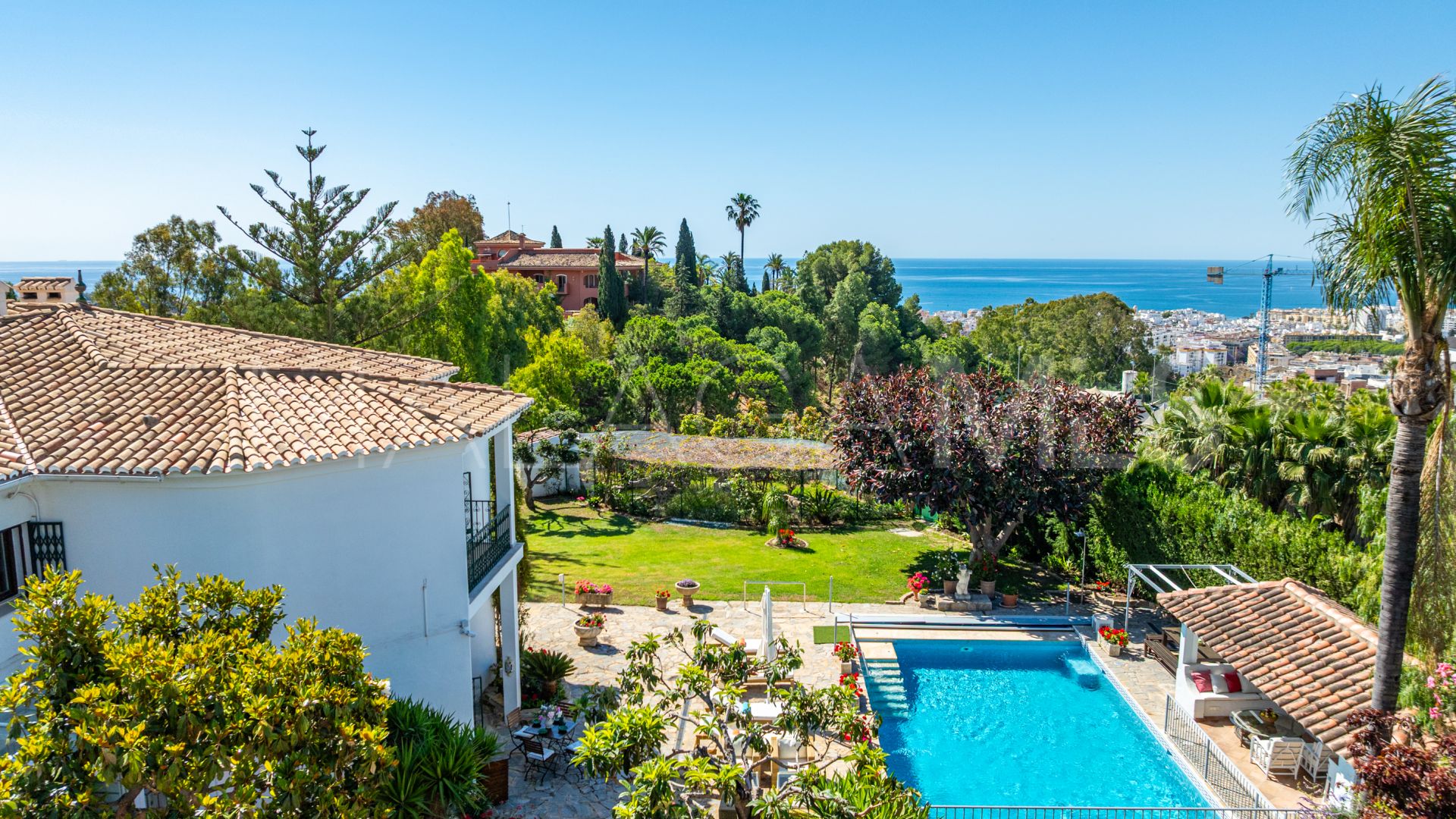 Villa for sale with 7 bedrooms in Los Reales - Sierra Estepona