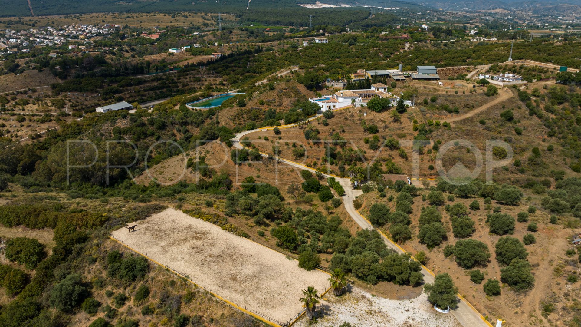 Casa de campo con 6 dormitorios en venta en Coin