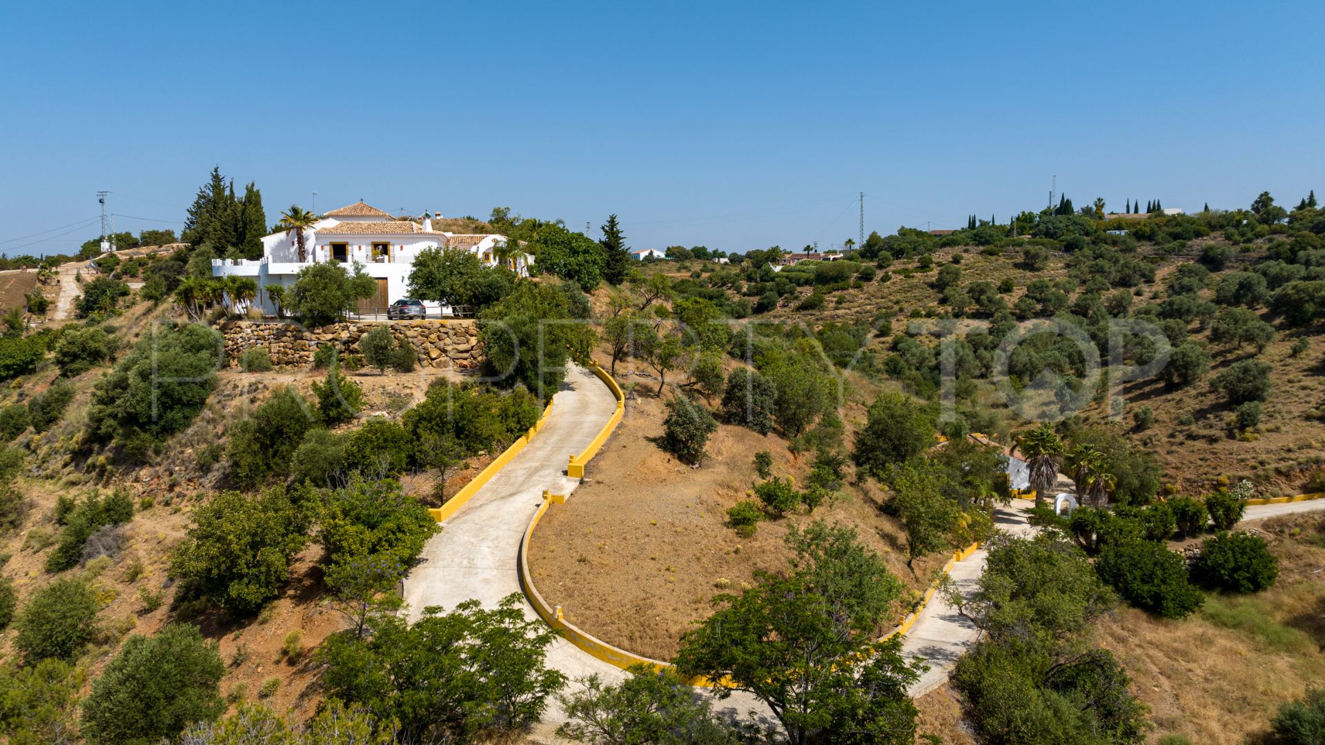 Casa de campo con 6 dormitorios en venta en Coin