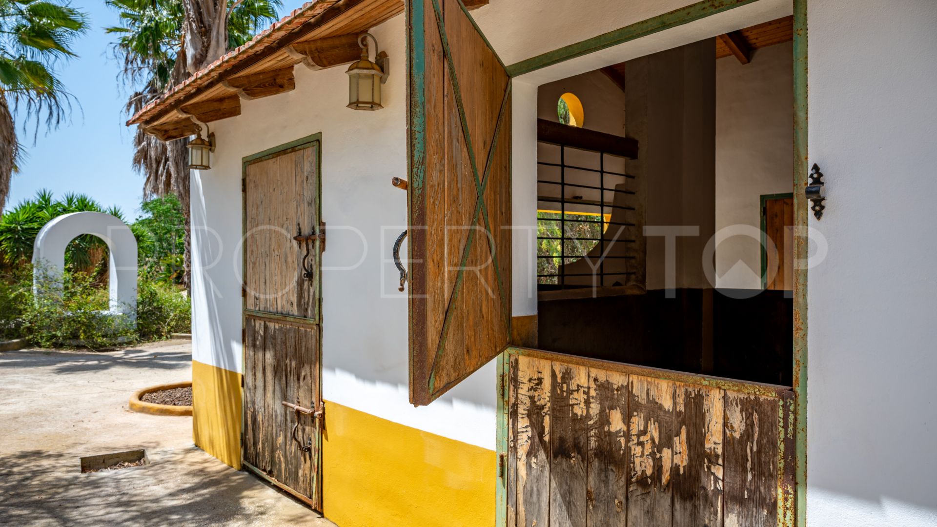 Casa de campo con 6 dormitorios en venta en Coin