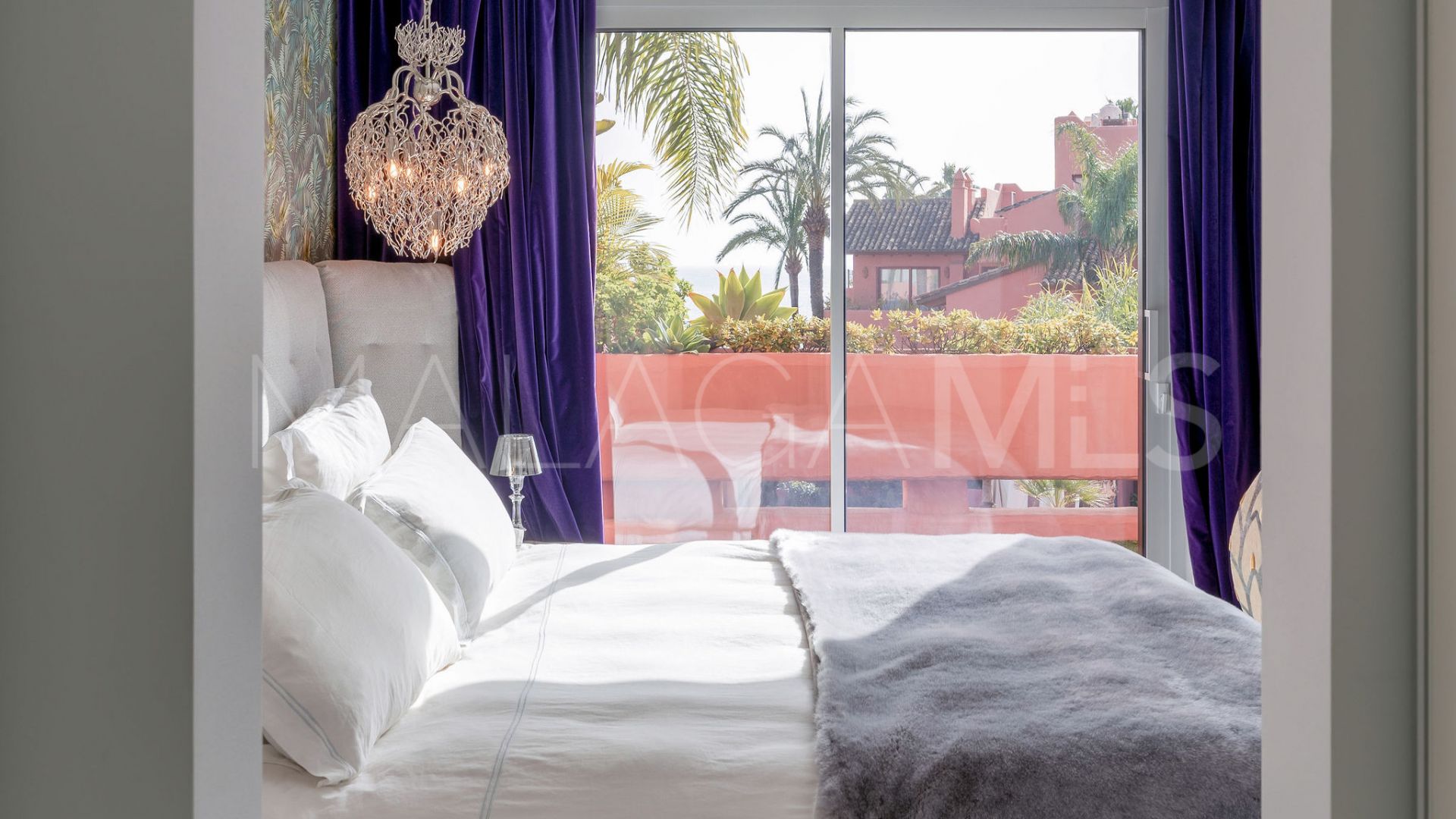 Duplex penthouse with 3 bedrooms for sale in Marbella Golden Mile