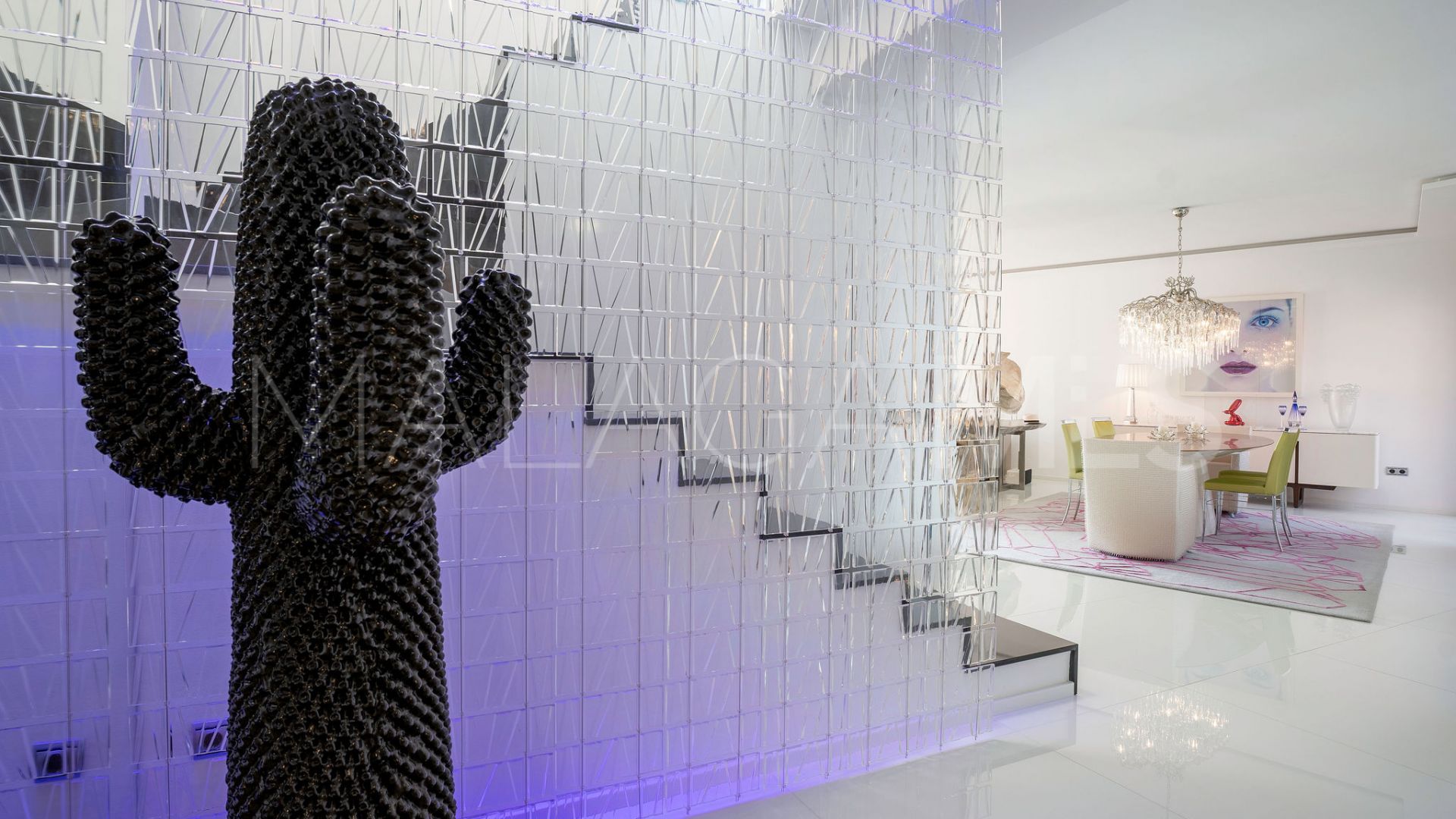 Duplex penthouse with 3 bedrooms for sale in Marbella Golden Mile