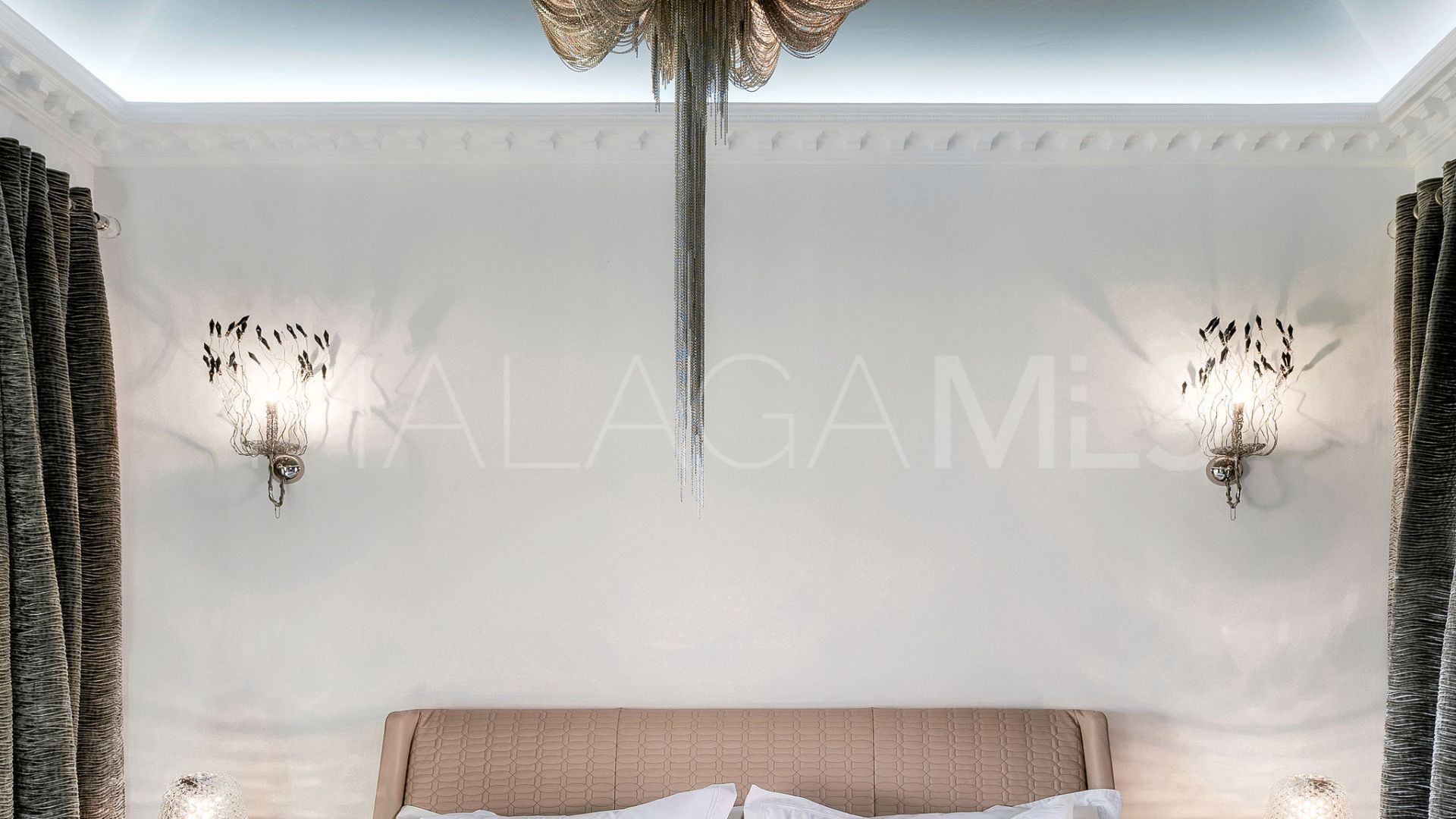 Duplex penthouse with 3 bedrooms for sale in Marbella Golden Mile