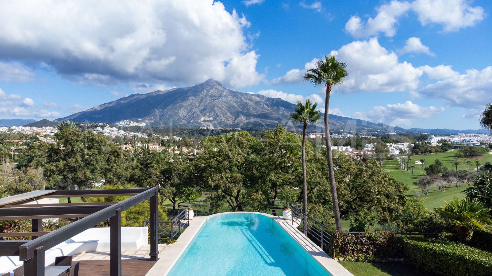 Villa for sale in Las Brisas
