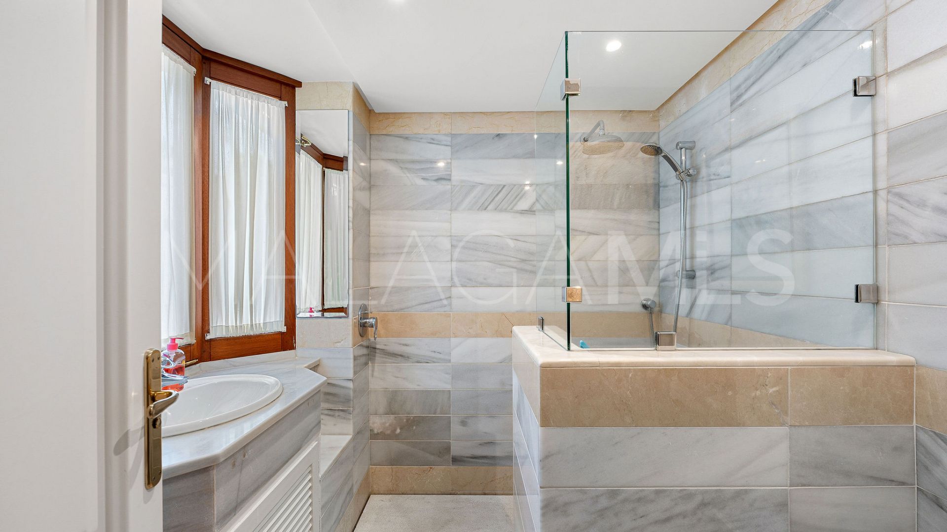 Villa for sale in Las Brisas