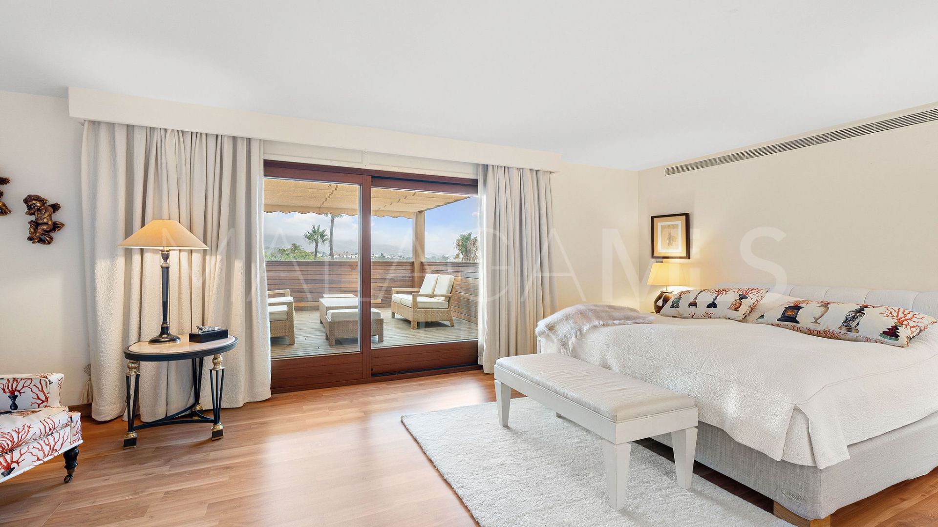 Villa for sale in Las Brisas