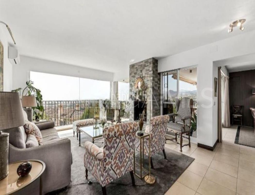 Villa for sale in Nueva Andalucia