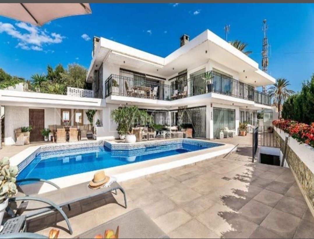 Villa for sale in Nueva Andalucia