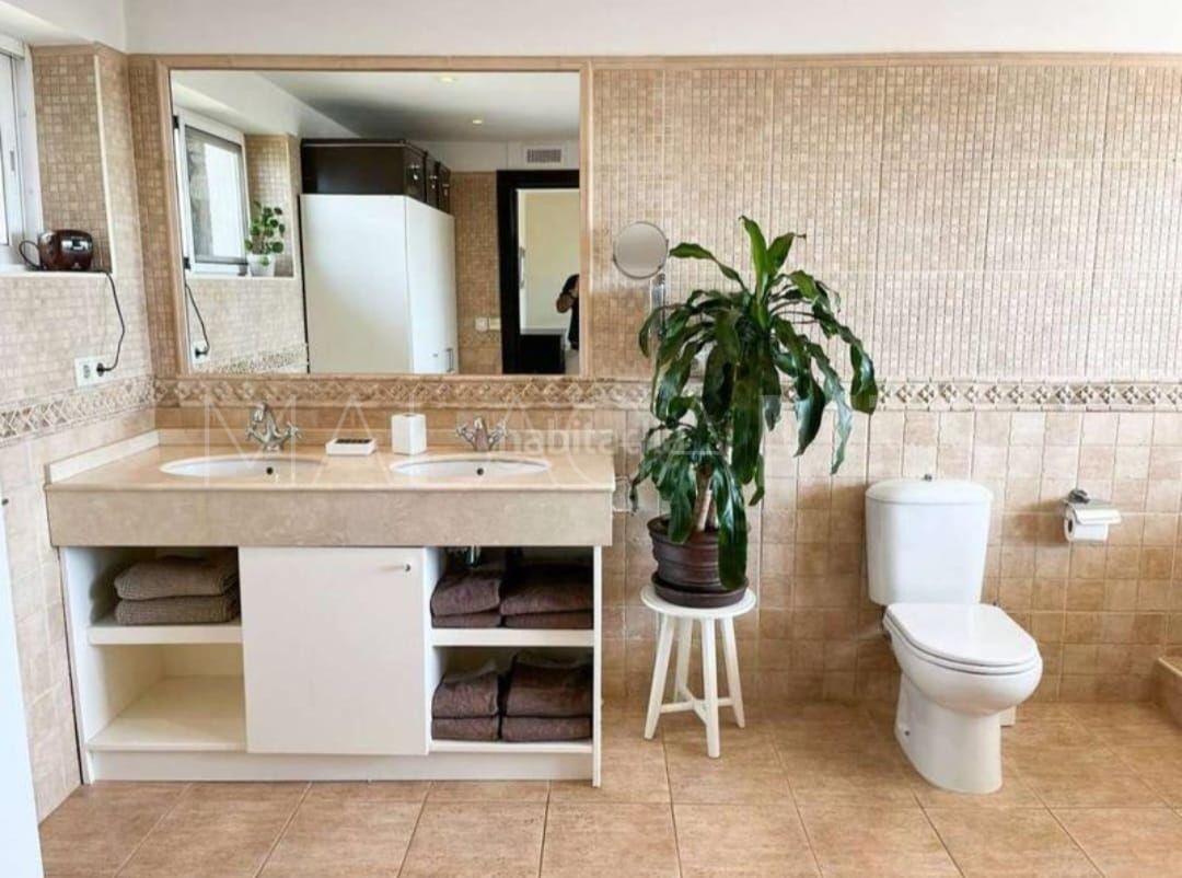 Villa for sale in Nueva Andalucia