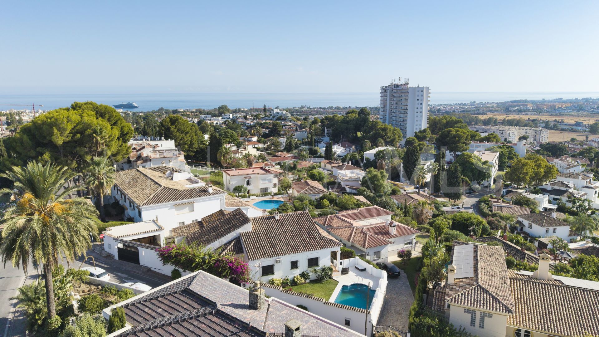 Villa for sale in Nueva Andalucia