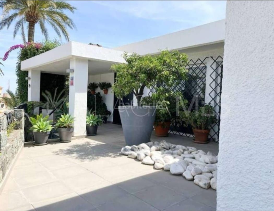 Villa for sale in Nueva Andalucia