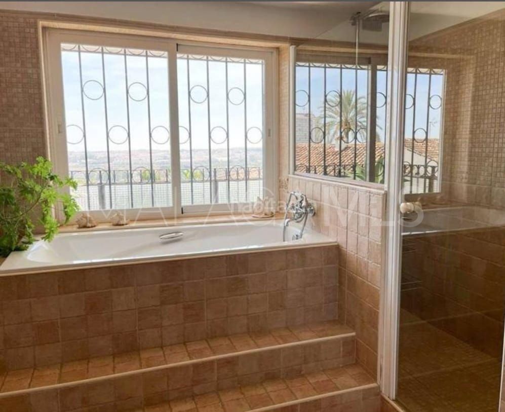 Villa for sale in Nueva Andalucia