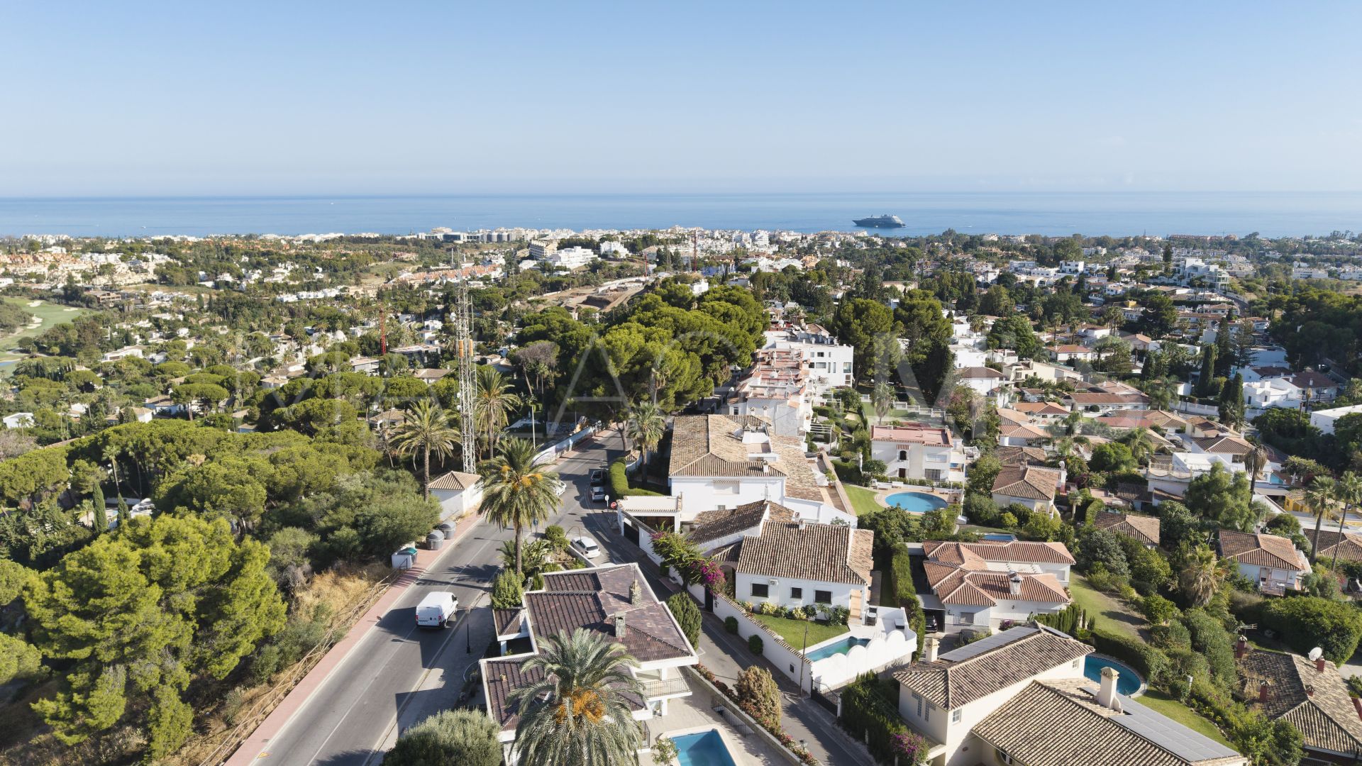 Villa for sale in Nueva Andalucia