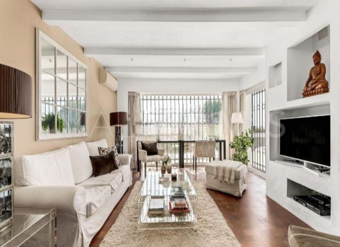 Villa for sale in Nueva Andalucia