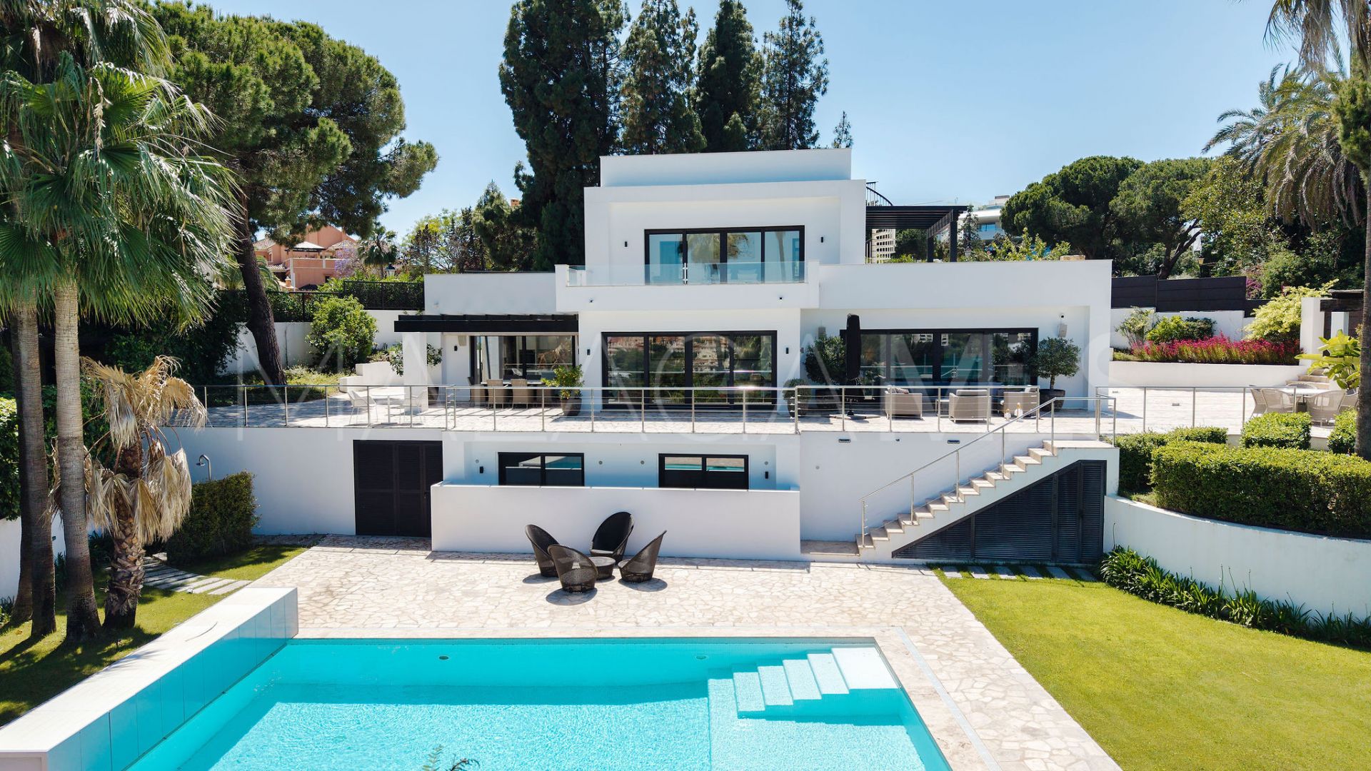 Villa for sale in Nueva Andalucia