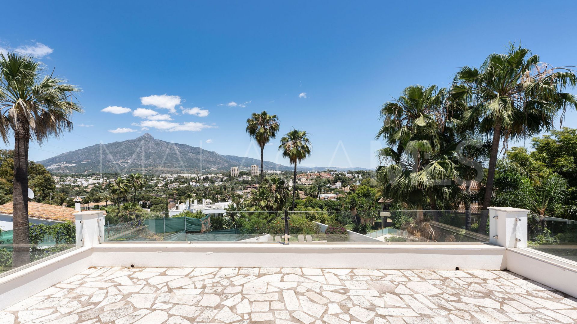 Villa for sale in Nueva Andalucia
