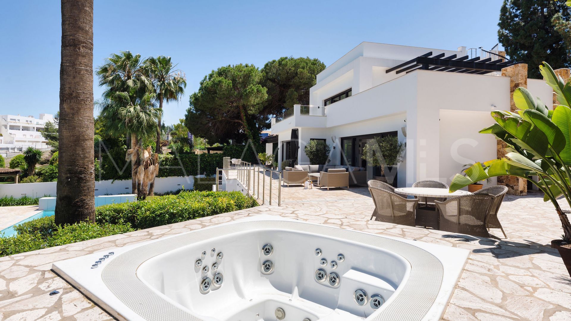 Villa for sale in Nueva Andalucia
