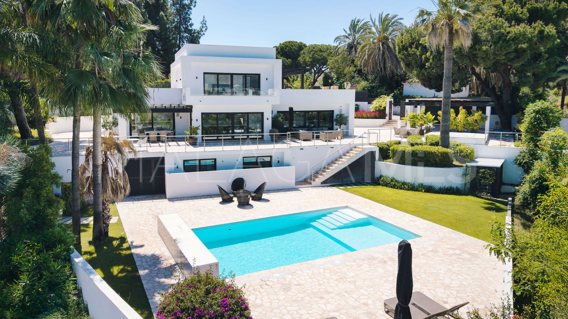 Villa for sale in Nueva Andalucia