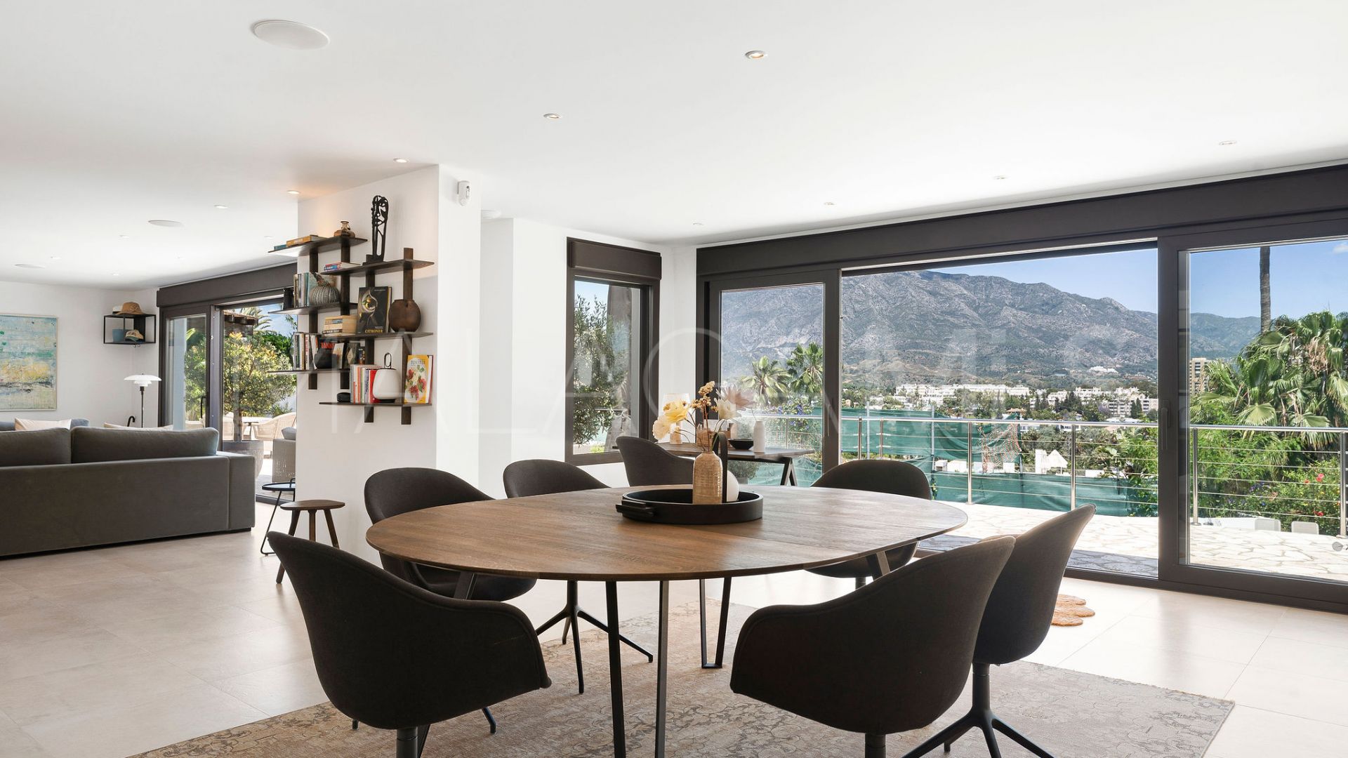 Villa for sale in Nueva Andalucia