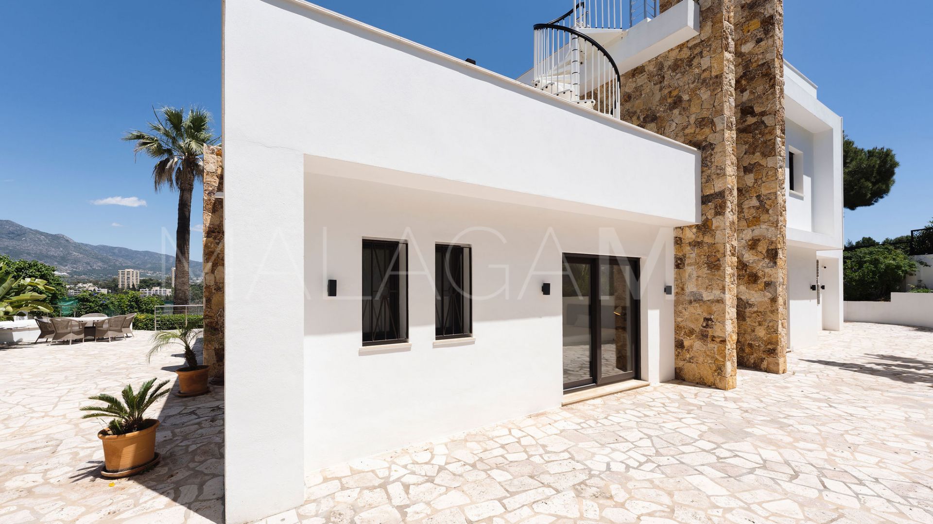 Villa for sale in Nueva Andalucia