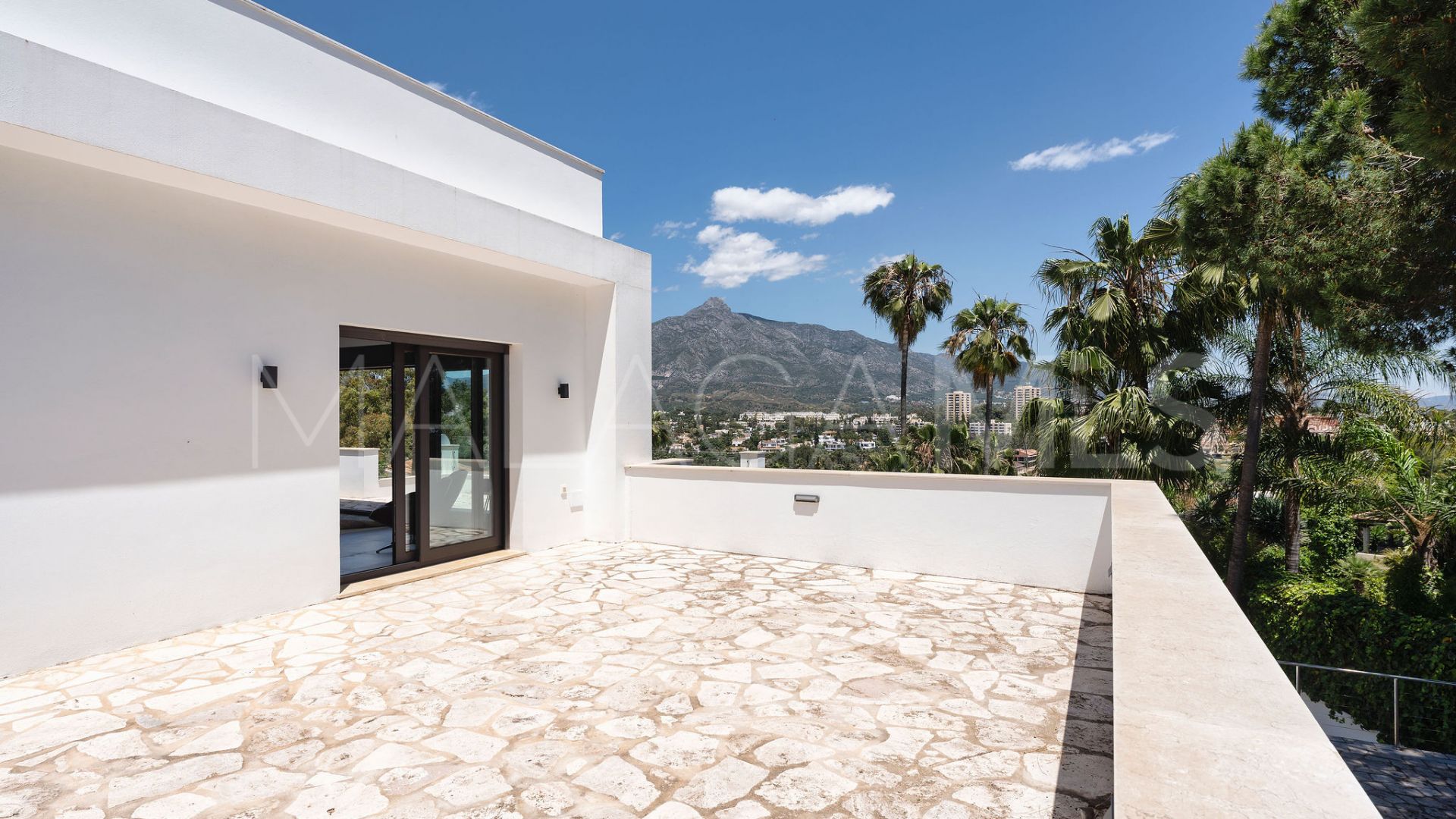 Villa for sale in Nueva Andalucia