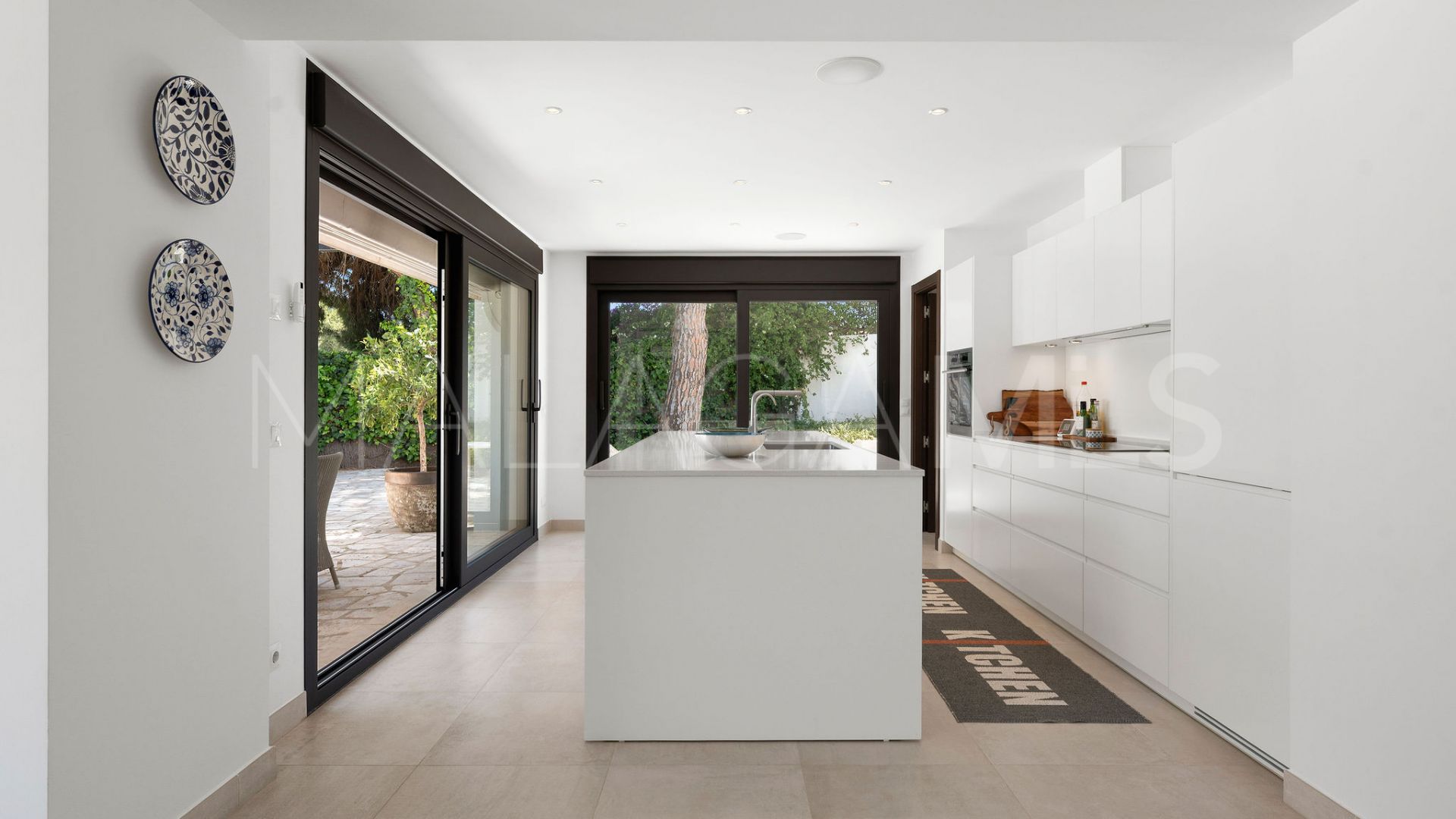 Villa for sale in Nueva Andalucia