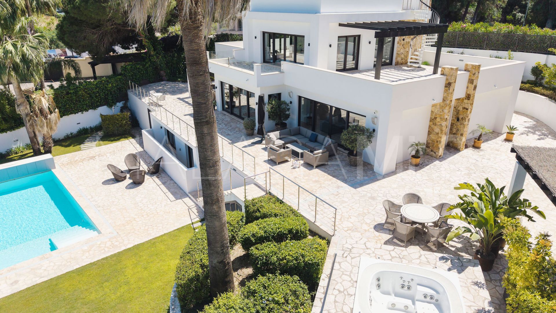 Villa for sale in Nueva Andalucia