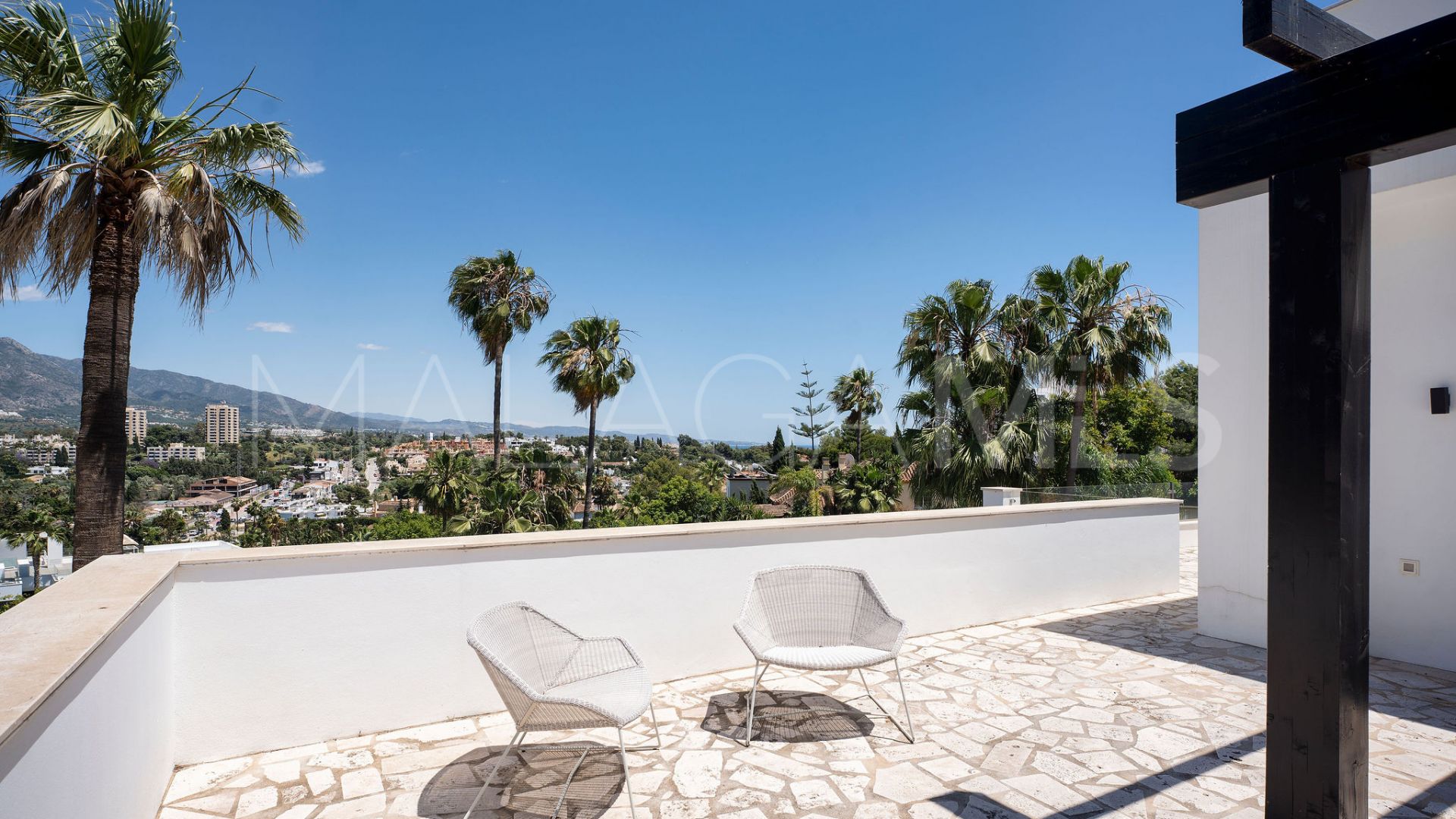 Villa for sale in Nueva Andalucia