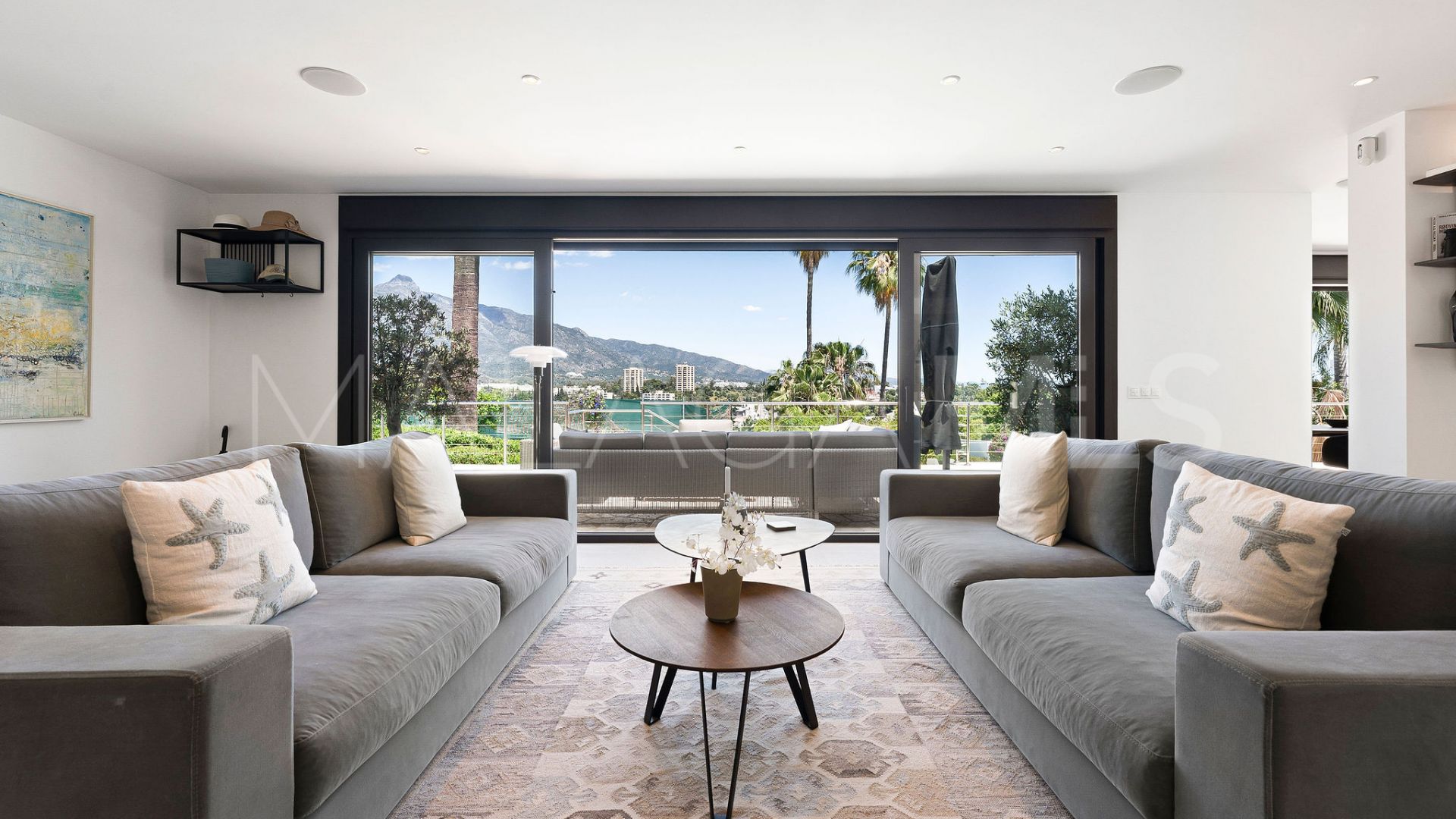 Villa for sale in Nueva Andalucia