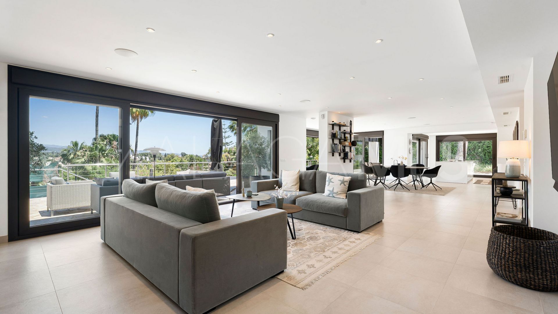 Villa for sale in Nueva Andalucia