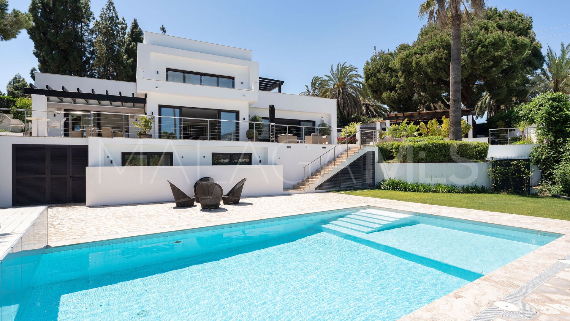 Villa for sale in Nueva Andalucia