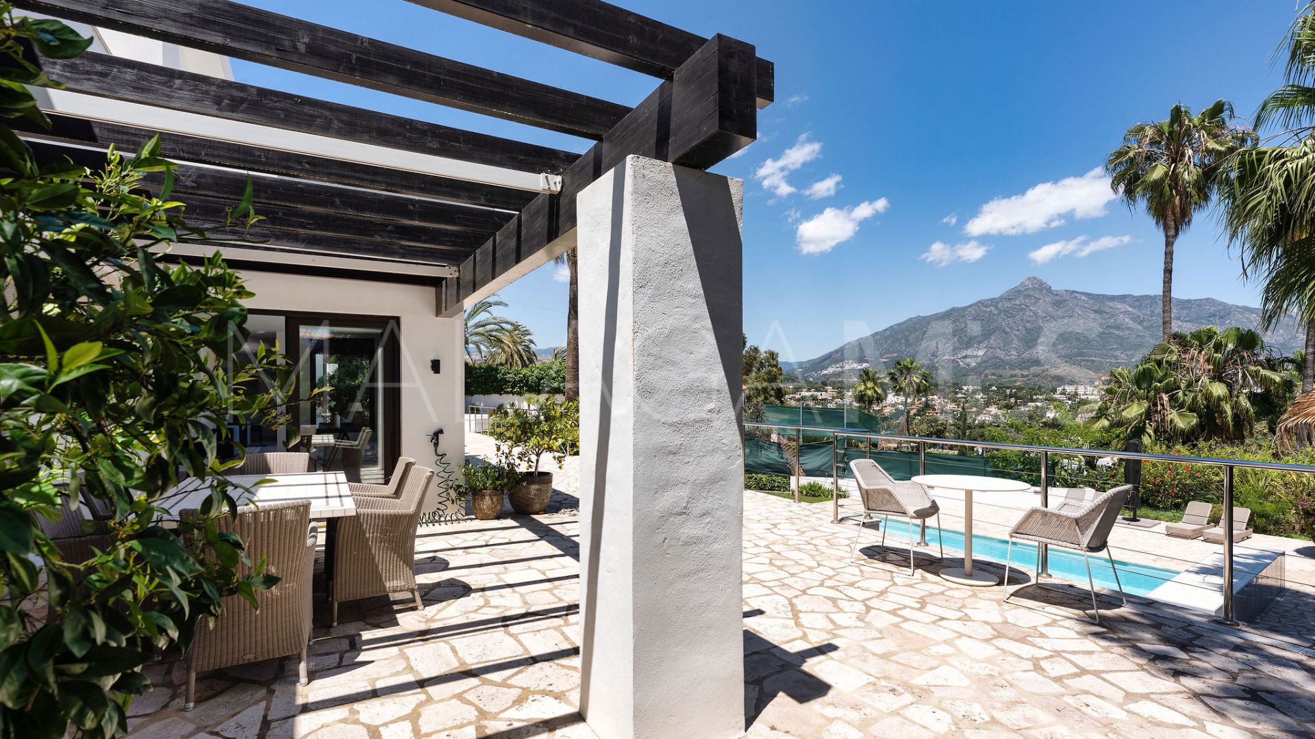Villa for sale in Nueva Andalucia