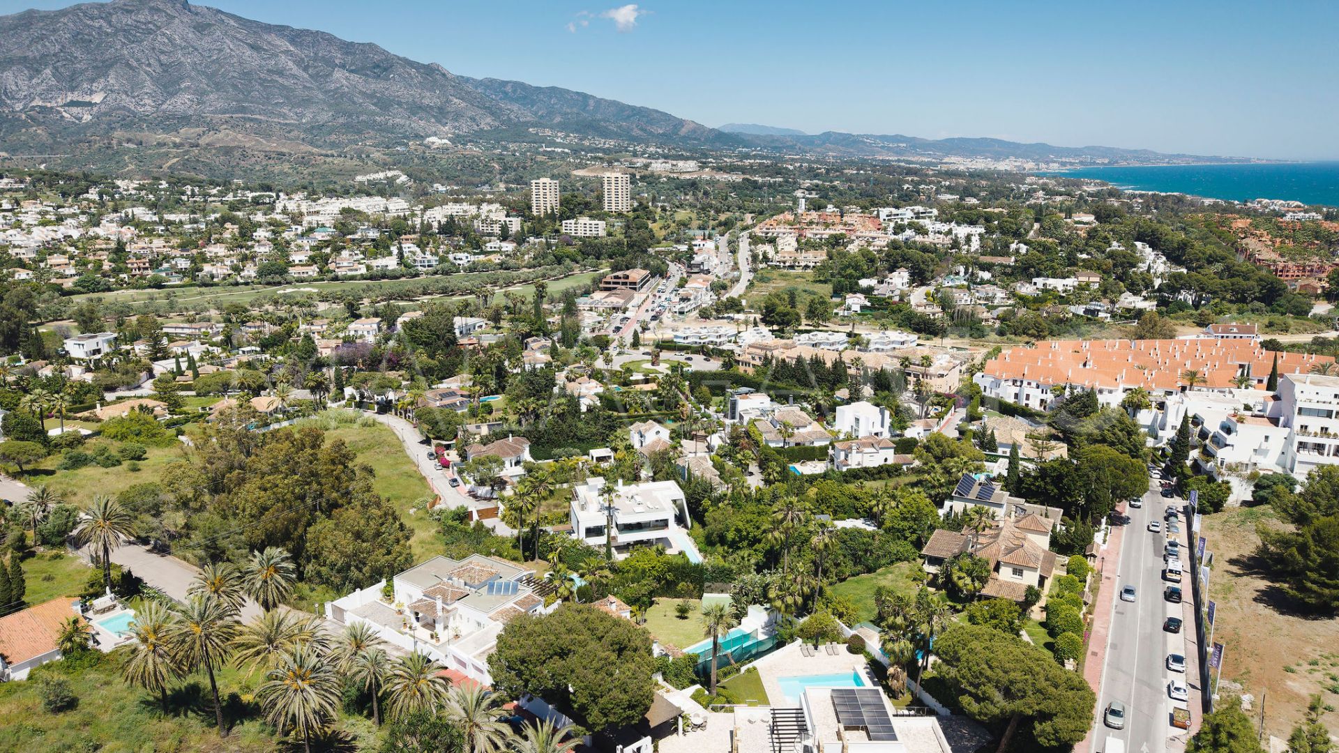 Villa for sale in Nueva Andalucia