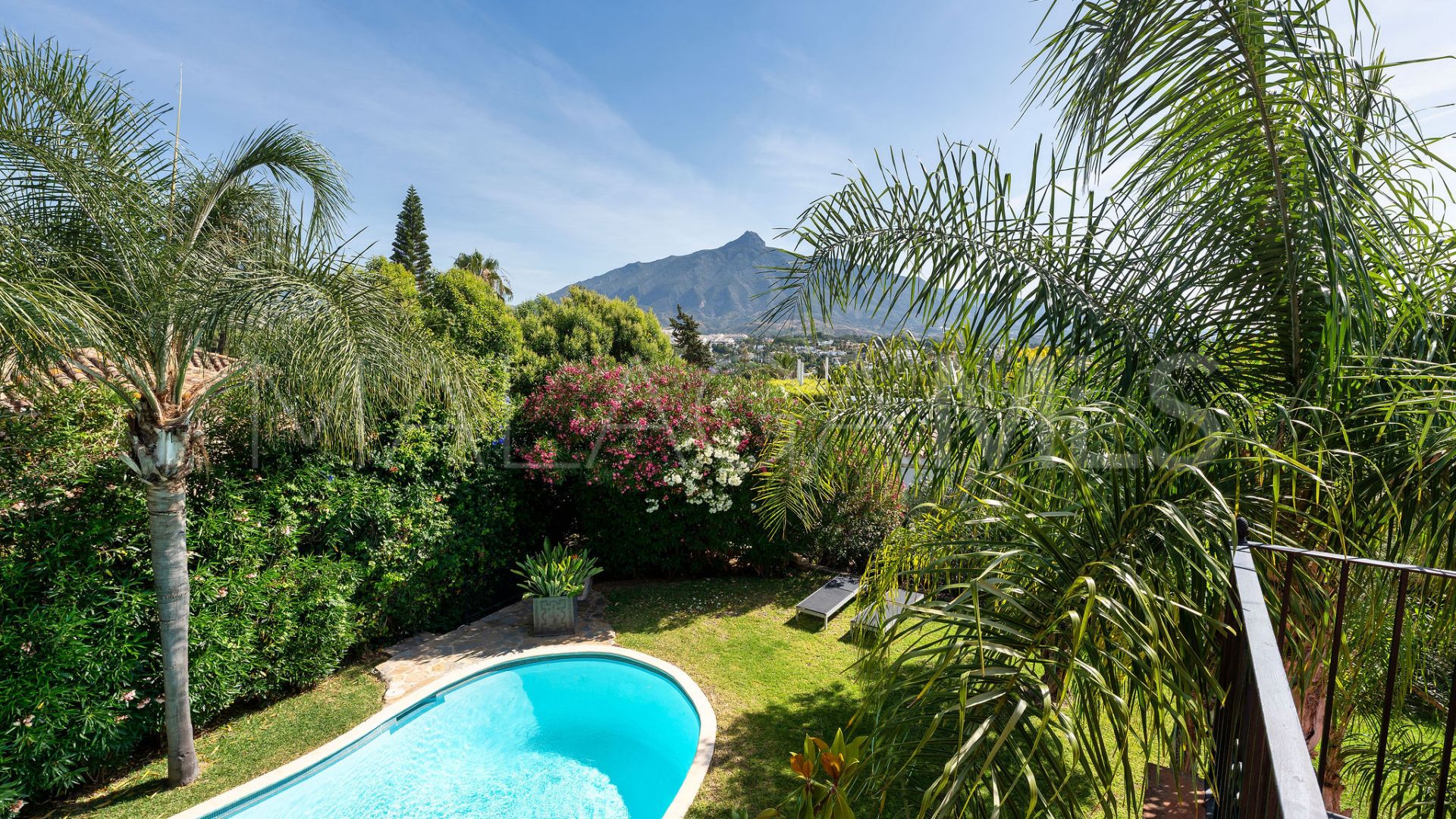 Villa for sale in Nueva Andalucia