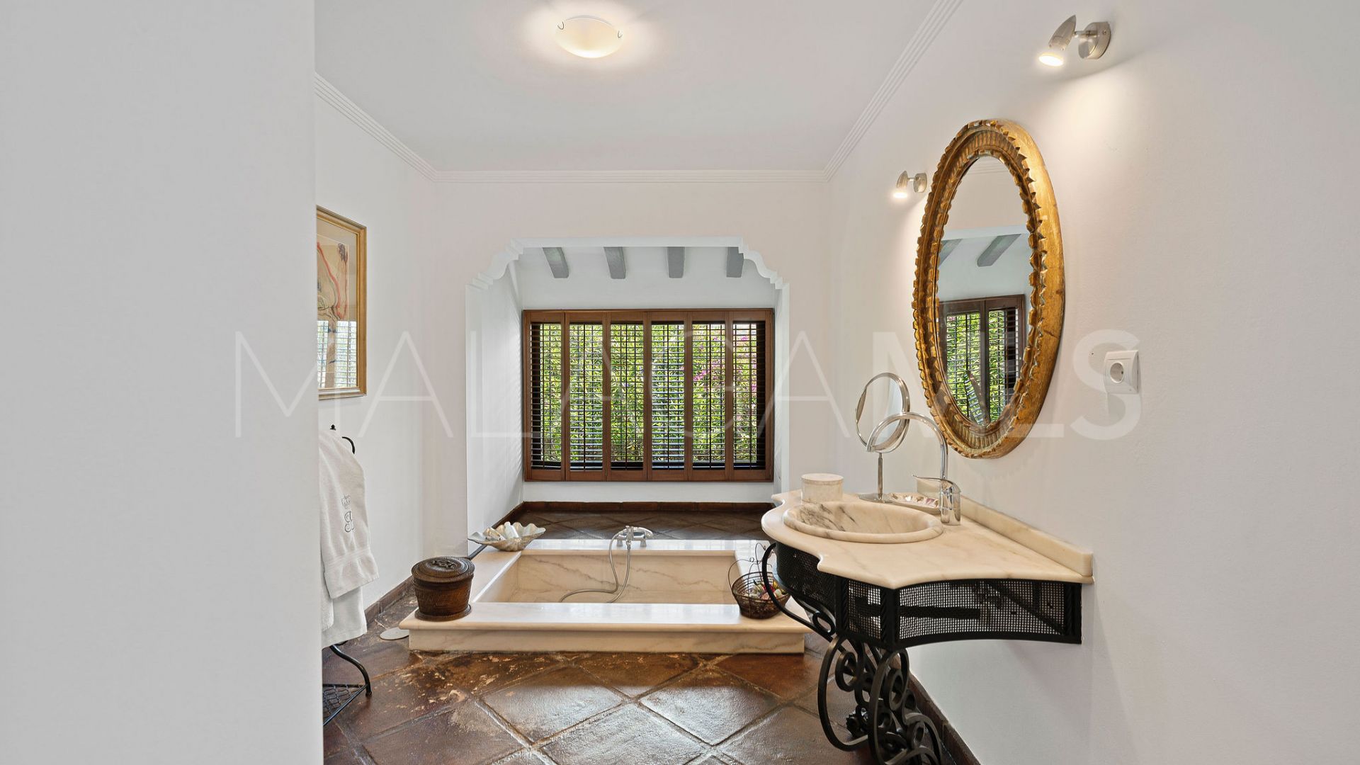Villa for sale in Nueva Andalucia
