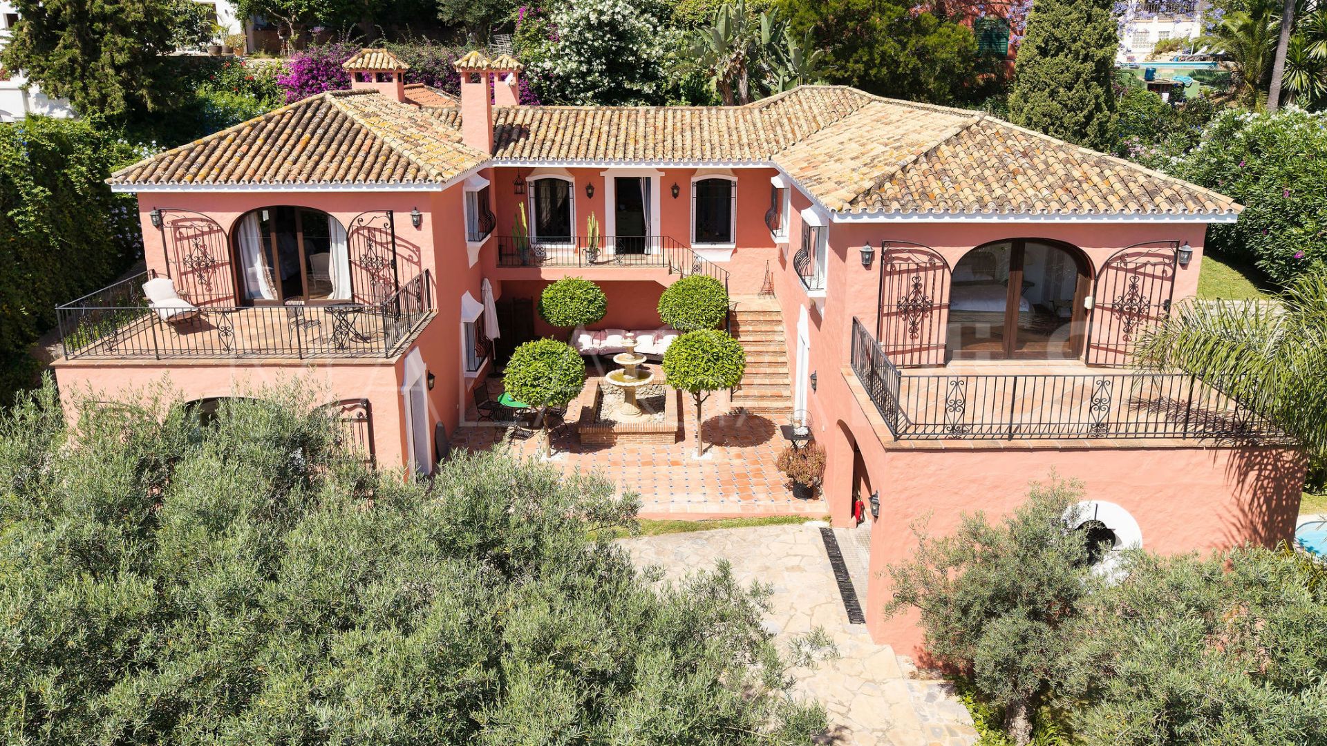 Villa for sale in Nueva Andalucia
