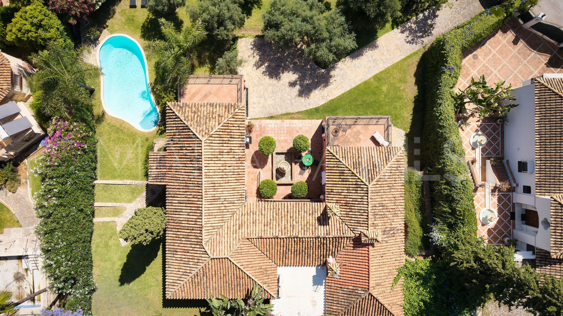 Villa for sale in Nueva Andalucia