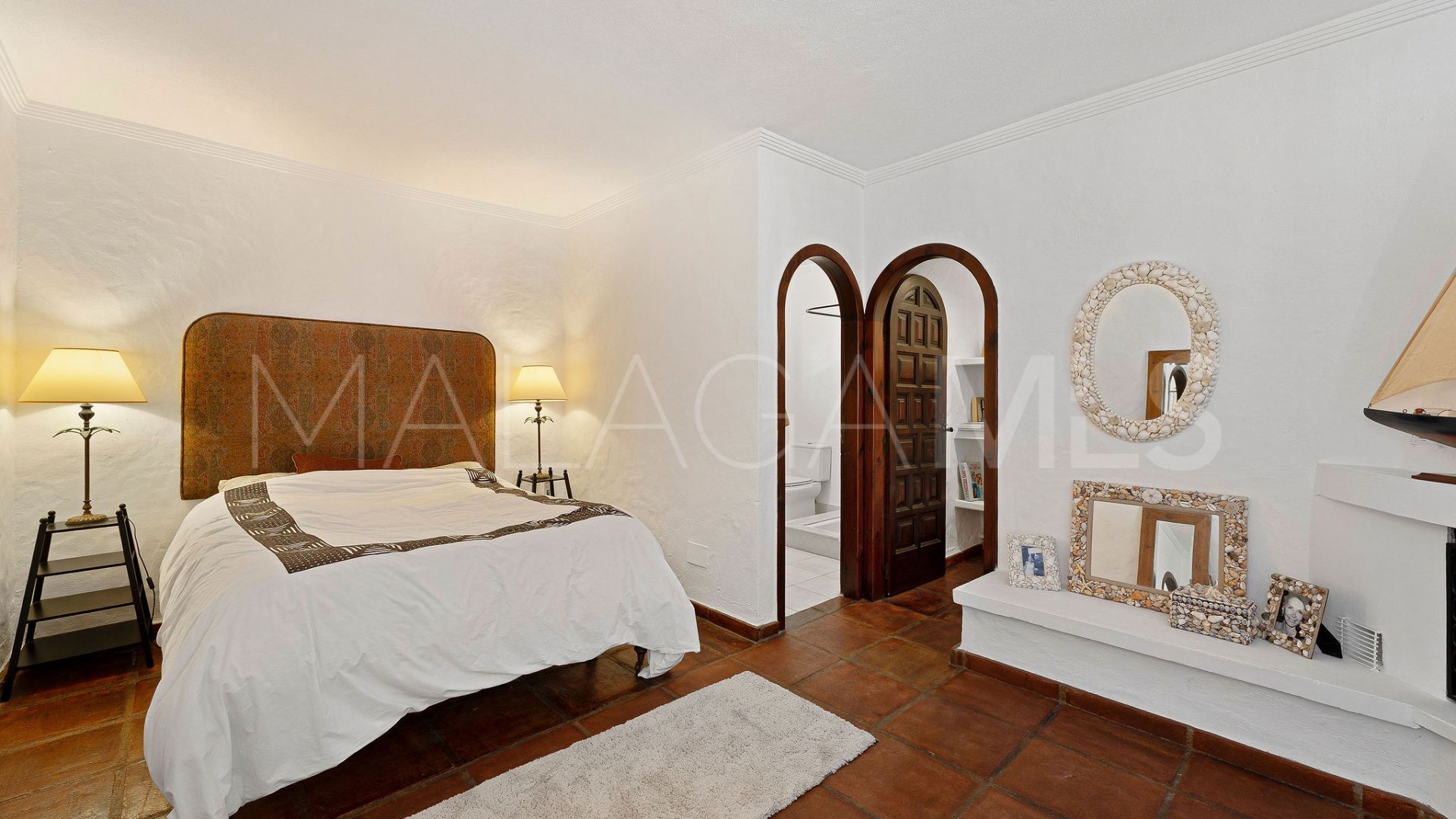 Villa for sale in Nueva Andalucia