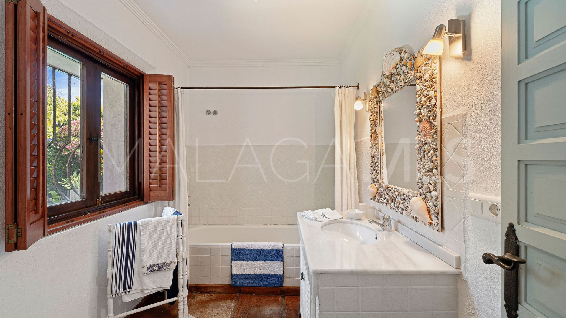 Villa for sale in Nueva Andalucia