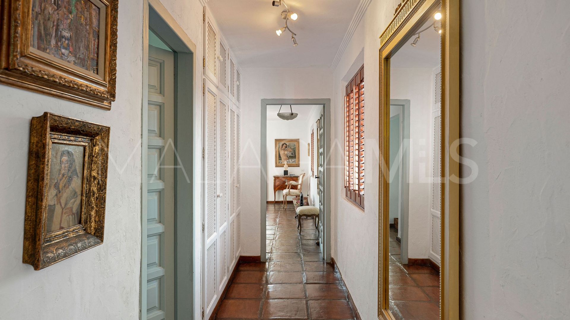 Villa for sale in Nueva Andalucia