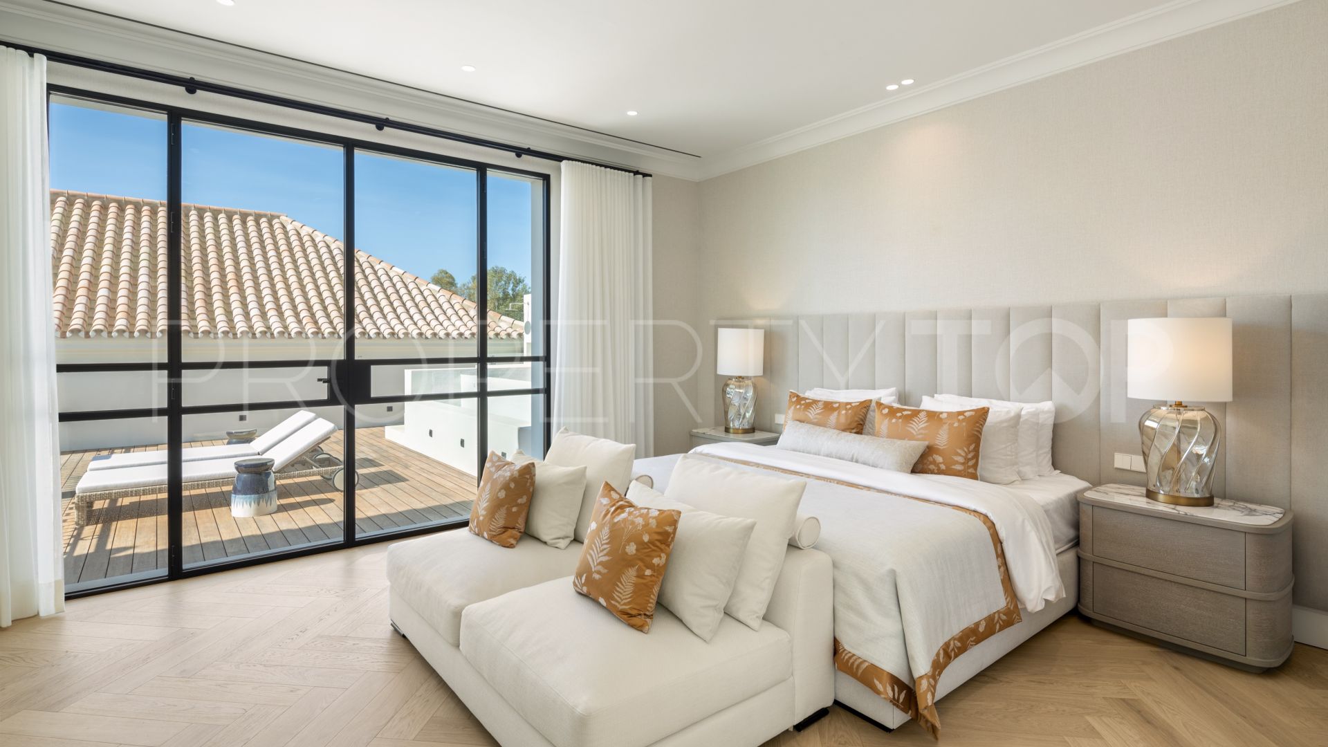 6 bedrooms Nueva Andalucia villa for sale