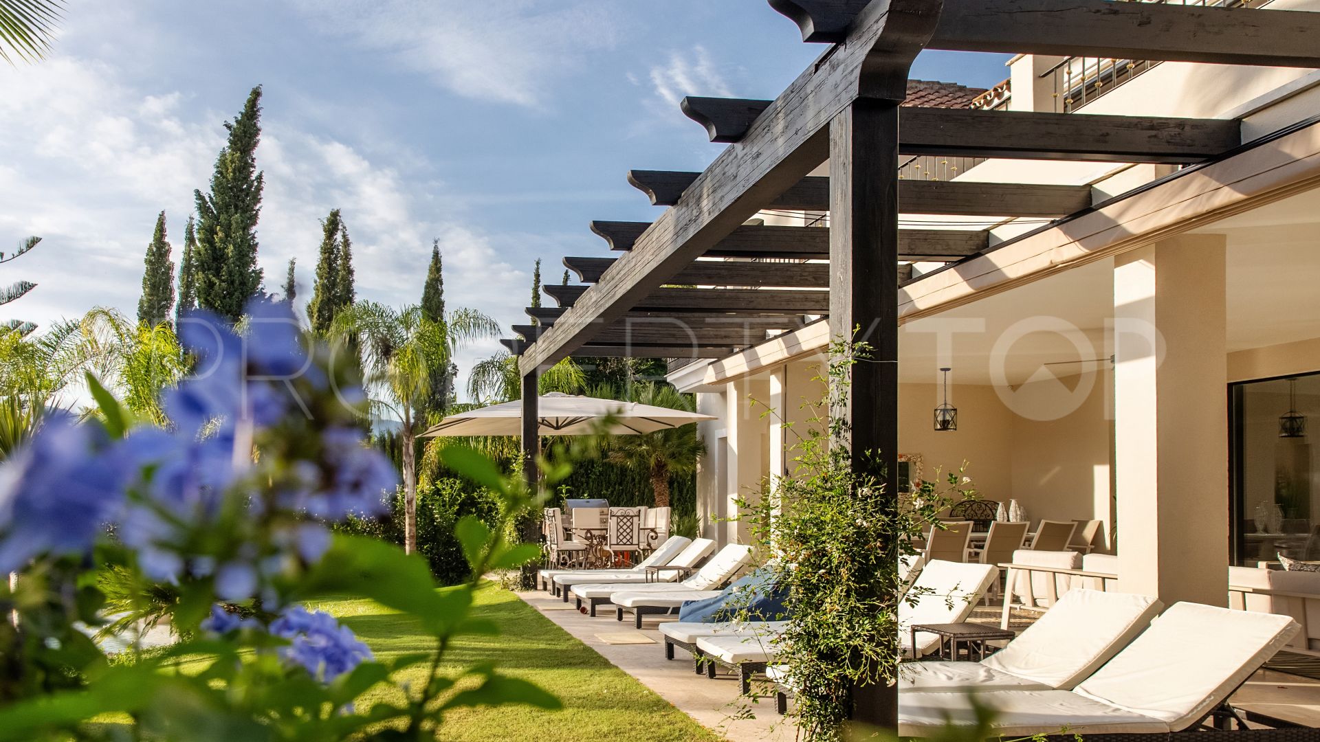 Buy villa with 8 bedrooms in Nueva Andalucia