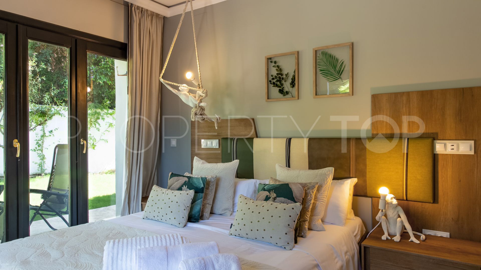 Buy villa with 8 bedrooms in Nueva Andalucia