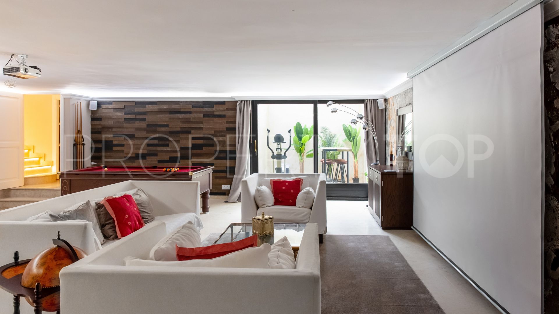 Comprar villa en Nueva Andalucia de 8 dormitorios