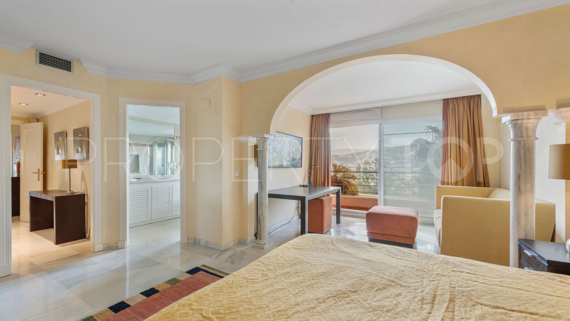 Apartamento a la venta en Magna Marbella con 3 dormitorios