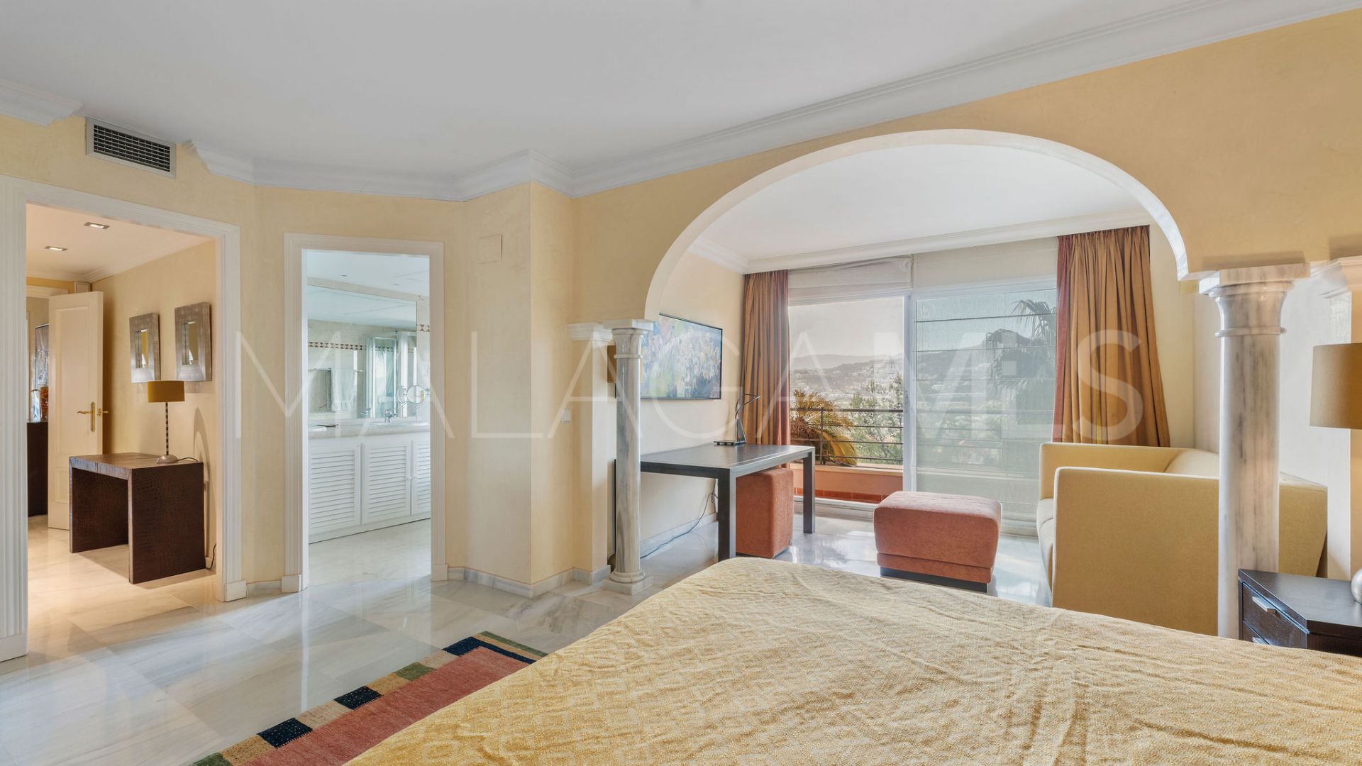 Apartamento a la venta in Magna Marbella with 3 bedrooms