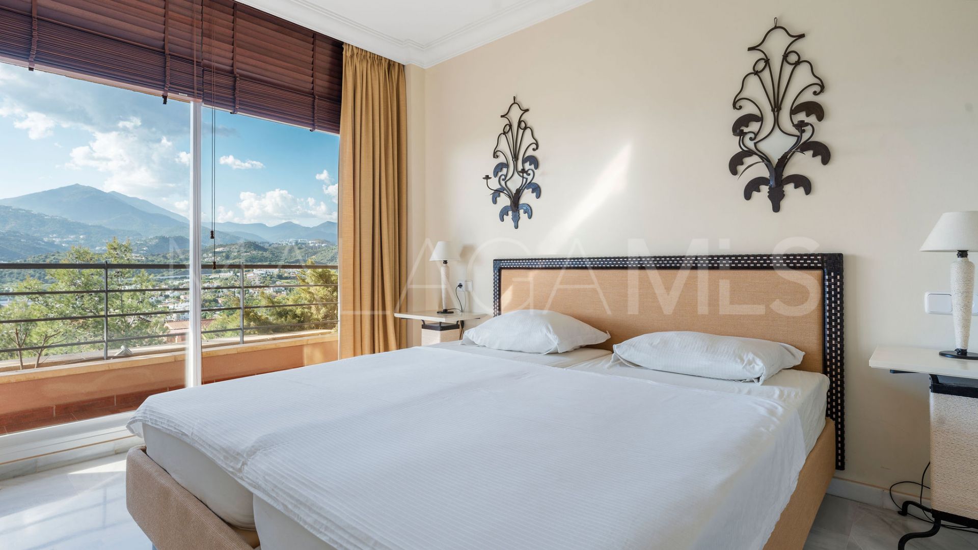 Apartamento a la venta in Magna Marbella with 3 bedrooms