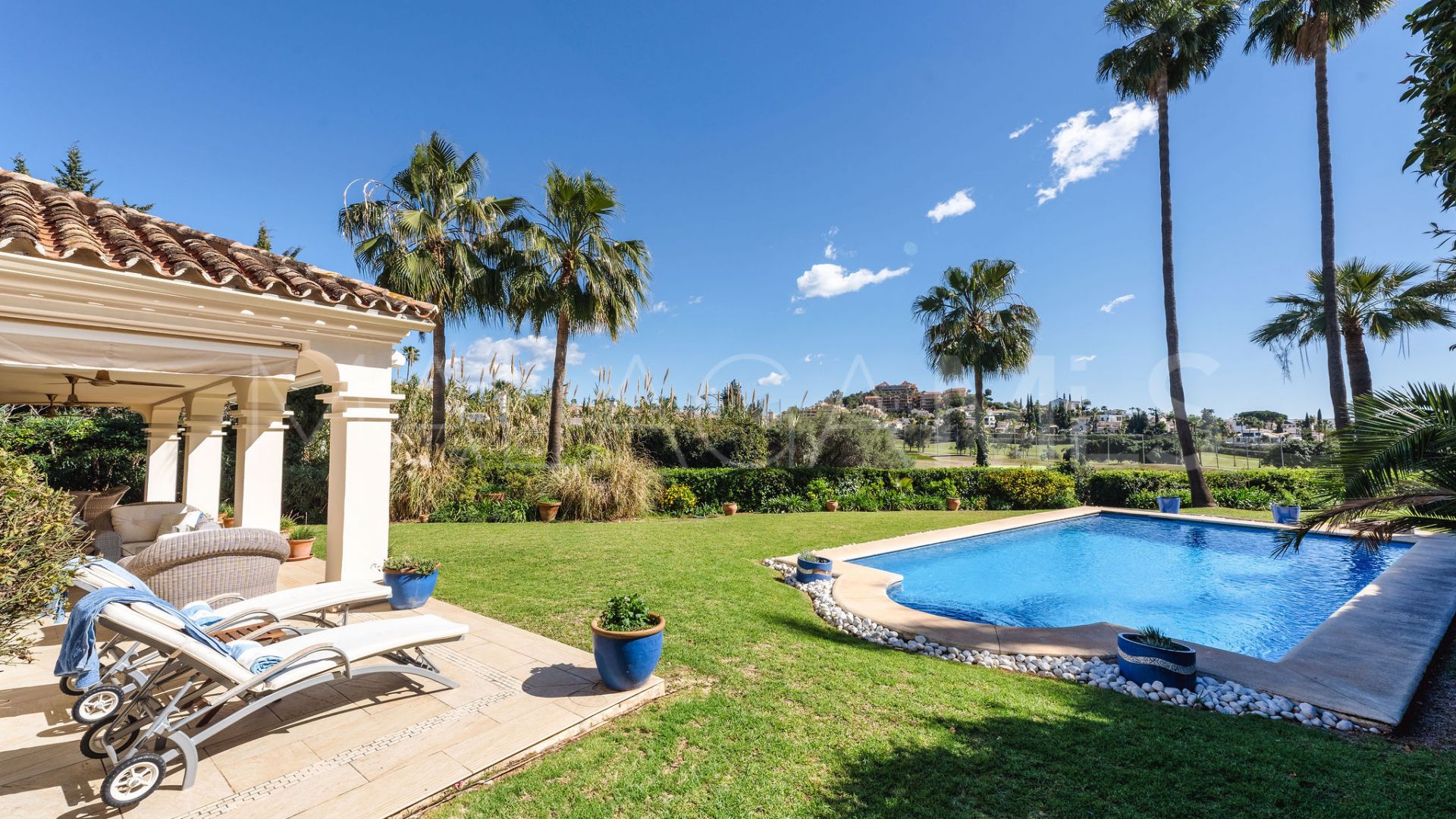 Villa for sale with 4 bedrooms in Nueva Andalucia