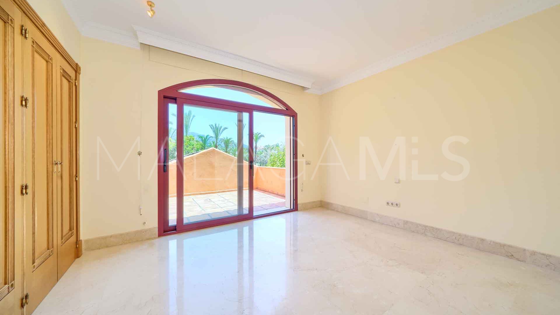 For sale villa with 6 bedrooms in Altos Reales